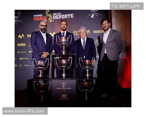 奥布拉克:从来没有想过能拿到六座萨莫拉奖,这是全队的劳绩 奥布拉克:从来没有想过能拿到六座萨莫拉奖,这是全队的劳绩